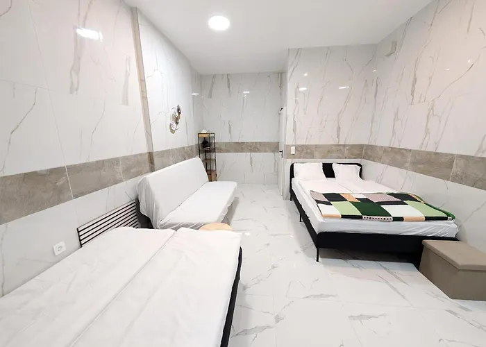 Elegant In Prime Location Steps From Danube & Prater *