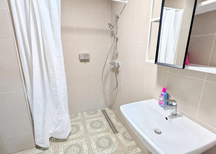 Elegant In Prime Location Steps From Danube & Prater Apartmán